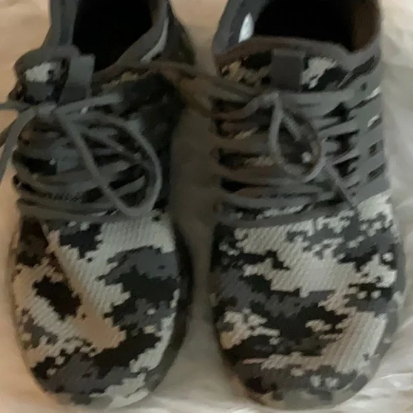 Kids Camouflage Sneakers - Picture 2 of 9